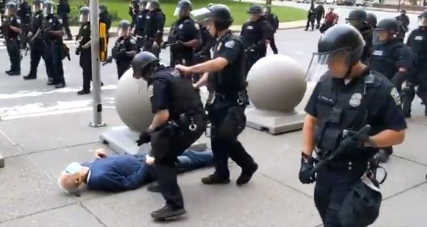 Suspenden a policía que ofreció puesto a agresores de manifestante de 75 años   