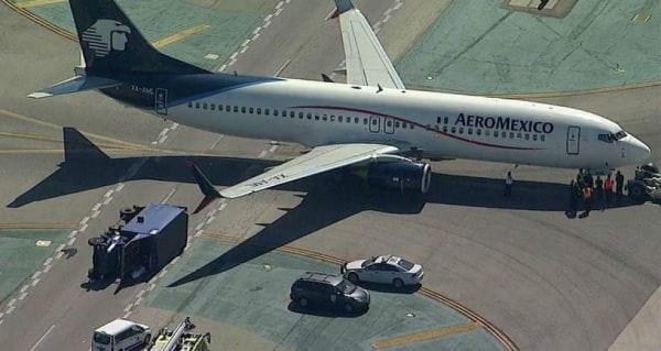 Avión de Aeroméxico choca con camión en el aeropuerto de Los Ángeles