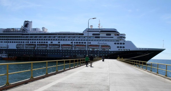 Un crucero con decenas de enfermos mendiga un puerto antes de llegar a Miami