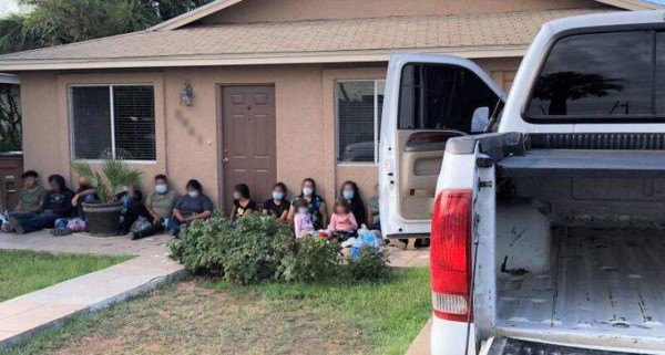 Arrestan a 30 migrantes en una camioneta robada en Estados Unidos