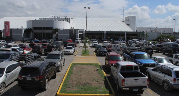 Inicio de temporada alta mantiene a 'reventar” parqueo del aeropuerto Villeda Morales