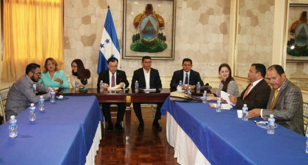 El ministro Marlon Escoto se reunió con la Comisión de Educación del Congreso Nacional.
