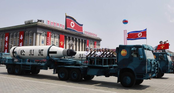 HHY15. Pyongyang (Korea, Democratic People's Republic Of), 15/04/2017.- North Korean military vehicles carrying missiles drive past during a parade for the 'Day of the Sun' festival on Kim Il Sung Square in Pyongyang, North Korea, 15 April 2017. North Koreans celebrate the 'Day of the Sun' festival commemorating the 105th birthday anniversary of former supreme leader Kim Il-sung on 15 April as tension over nuclear issues rise in the region. EFE/EPA/HOW HWEE YOUNG