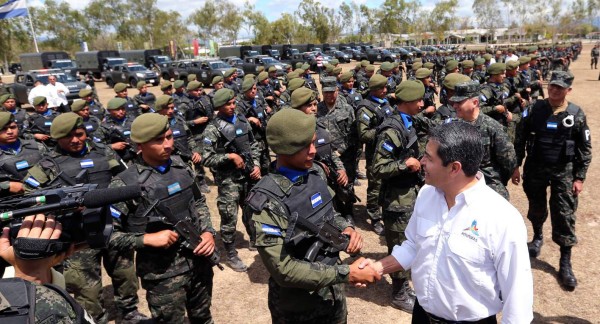 Presidente de Honduras vuelve a culpar a la 'maldita burocracia”