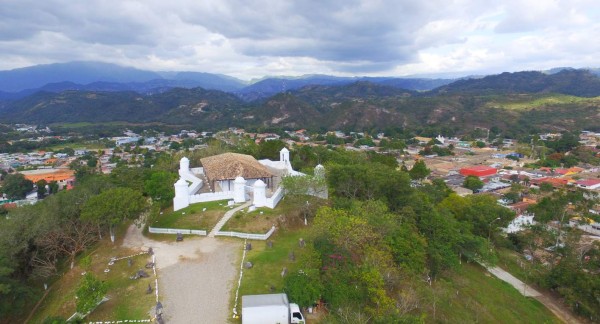 Reina de la ruta lenca acariciada por la brisa del parque Celaque