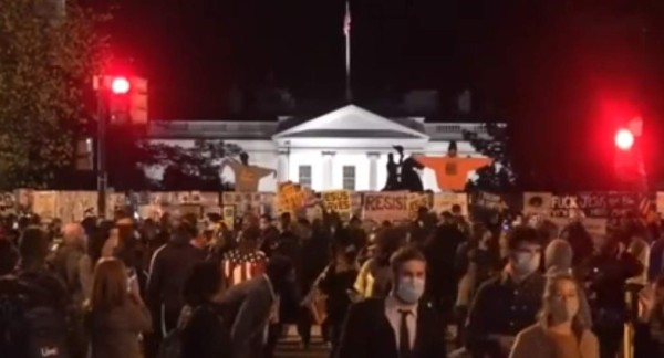 Comienzan las manifestaciones frente a la Casa Blanca