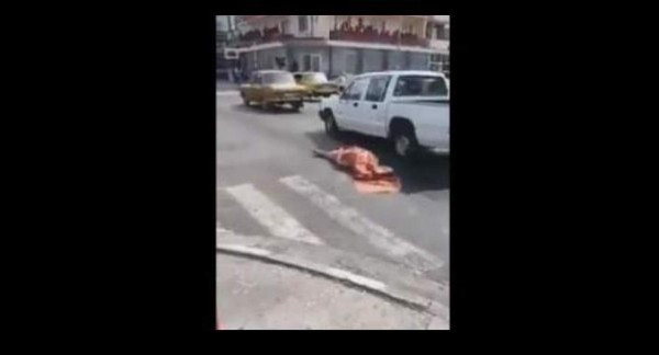 Cadáver cae del carro fúnebre en plena calle