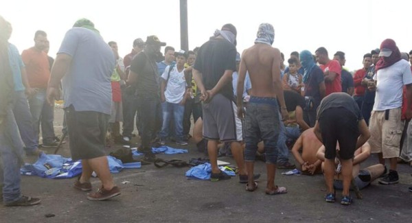 Turbas desarman, desnudan y torturan a varios policías en Pimienta
