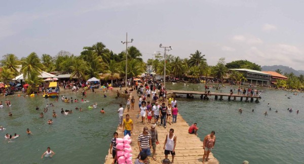 Veraneantes gozan del mar en Omoa y Puerto Cortés