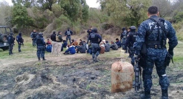 Encuentran a 28 migrantes dentro de furgoneta en México