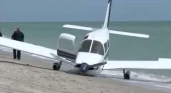 Video: Padre e hija son aplastados por una avioneta