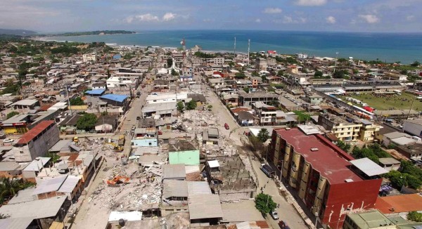 Aerial view of Pedernales, one of Ecuador's worst-hit towns, taken on April 18, 2016 two days after a 7.8-magnitude quake hit the country.Rescuers and desperate families clawed through the rubble Monday to pull out survivors of an earthquake that killed at least 413 people and destroyed towns in a tourist area of Ecuador. / AFP PHOTO / Pablo COZZAGLIO
