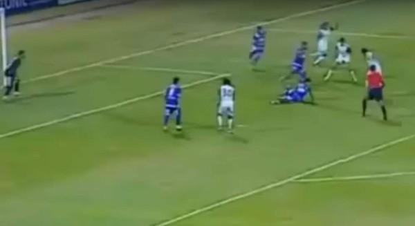 Video: Árbitro anota un gol en partido en Egipto y después lo quiso compensar así