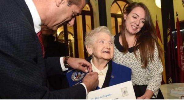 Abuelita de 94 años se graduó de la universidad 75 años después de haber iniciado la carrera