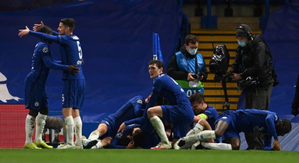 Chelsea's English midfielder Mason Mount is mobbed by teammates after scoring the second goal during the UEFA Champions League second leg semi-final football match between Chelsea and Real Madrid at Stamford Bridge in London on May 5, 2021. (Photo by Glyn KIRK / AFP)