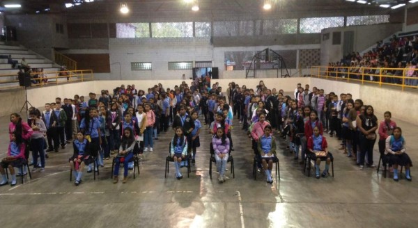Los niños de la escuela Gabriela Mistral de La Lima, Cortés, listos para el inicio de clases.