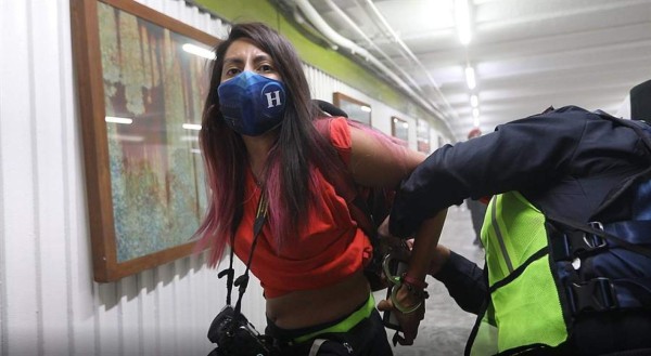 Policías mexicanos golpean a reporteras que cubrían el Día de la Mujer