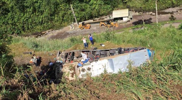 Once muertos y doce heridos en accidente de bus en Costa Rica