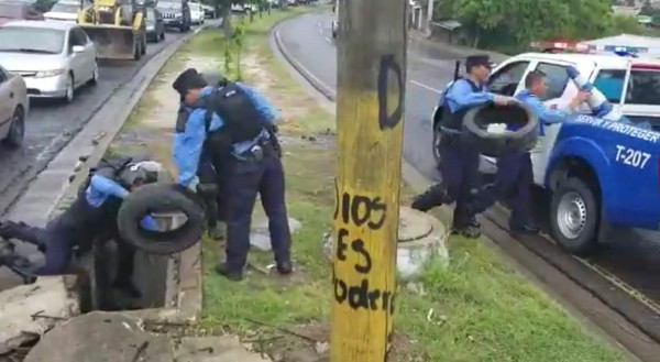 VIDEO: Policías descubren llantas escondidas en una alcantarilla