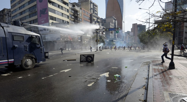 Oposición y chavismo marchan en Caracas provocando nuevos disturbios