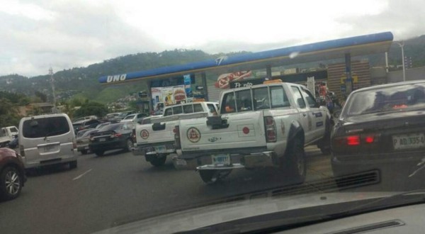 Transportistas de carga del norte en paro; abarrotan gasolineras por temor a escasez