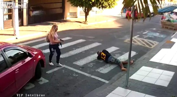 La sorpresa que se llevó un ladrón a asaltar a un grupo de madres