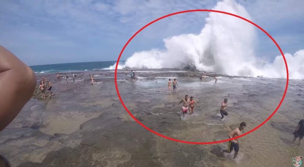 Video viral: 'Mini tsunami' arrastra a turistas en la playa