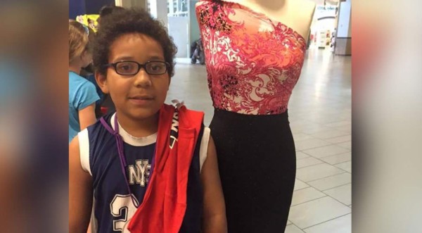 Niño de 10 años confecciona ropa para personas de la calle   