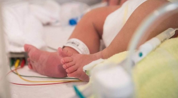 El curioso caso de Eliska: Bebé nace cuatro meses después de que su madre falleciera