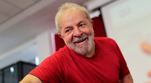 Expresidente brasileño Lula salió de la cárcel, ovacionado por sus partidarios
