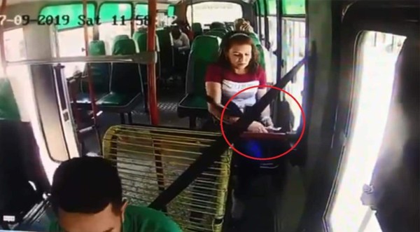 Video viral: Ladrona roba con sus pies a un conductor de bus en Colombia