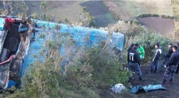 Ecuador: Autobús de estudiantes se volcó y deja cuatro muertos y 17 heridos