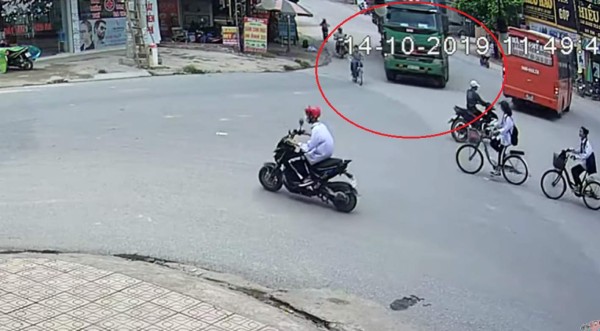 Video viral: Camión arrolla a un niño y se salva de milagro