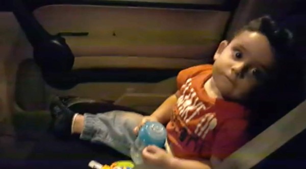 Video viral: Niño se asusta con protestas en Líbano y manifestantes le cantan 'Baby Shark' para calmarlo