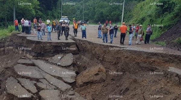 Honduras: Pobladores arriesgan su vida al cruzar deslave en carretera CA-4