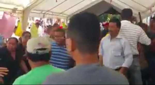 Video: empleados municipales y vendedores se van a los golpes en Danlí