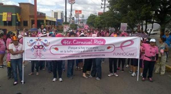 Capitalinas celebran el Cuarto Carnaval Rosa en lucha contra el cáncer de mama