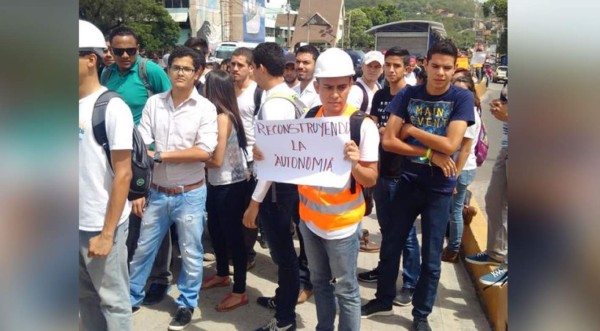 Estudiantes protestan frente al Hospital Escuela Universitario