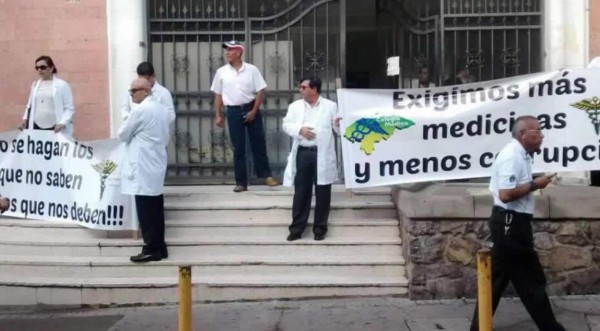 Médicos realizan plantón exigiendo aumento salarial en Tegucigalpa  