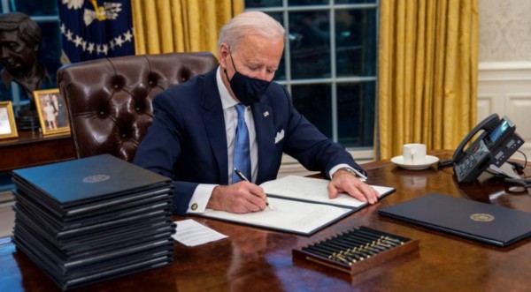Los 17 decretos aprobados por Biden en su primer día como presidente