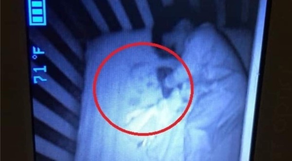 Mujer se aterroriza al ver un 'fantasma' durmiendo con su bebé en la cuna