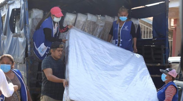 Gobierno entrega paquetes de ayuda a 657 familias afectadas por tormentas en Cortés