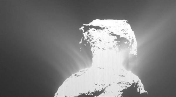 Rosetta capturó una espectacular emisión en el cometa 67P