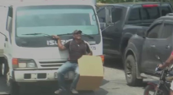 Video de manifestante cuando es arrastrado por un camión en La Ceiba