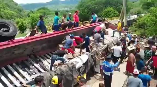 Video: Pobladores 'rescatan” cargamento de cerveza de camión accidentado