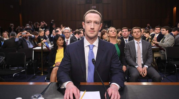 Zuckerberg responderá hoy ante la Eurocámara por robo de datos