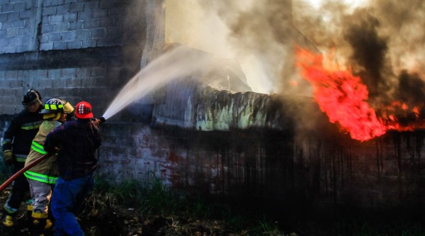 Pérdidas millonarias deja incendio en barrio Medina de San Pedro Sula