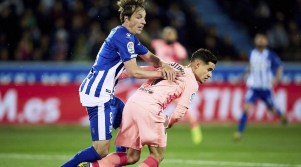 Barcelona doblega al Alavés y queda a un partido del título de España