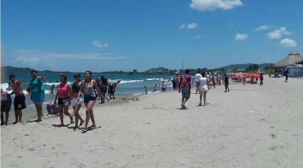 Agradable ambiente se disfruta en las playas de Tela, Atlántida