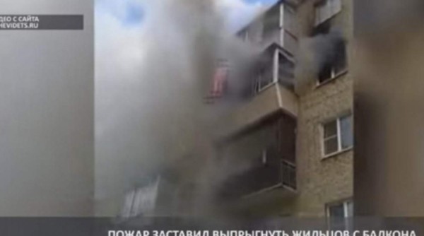 Video: Una familia rusa salta de un quinto piso por voraz incendio